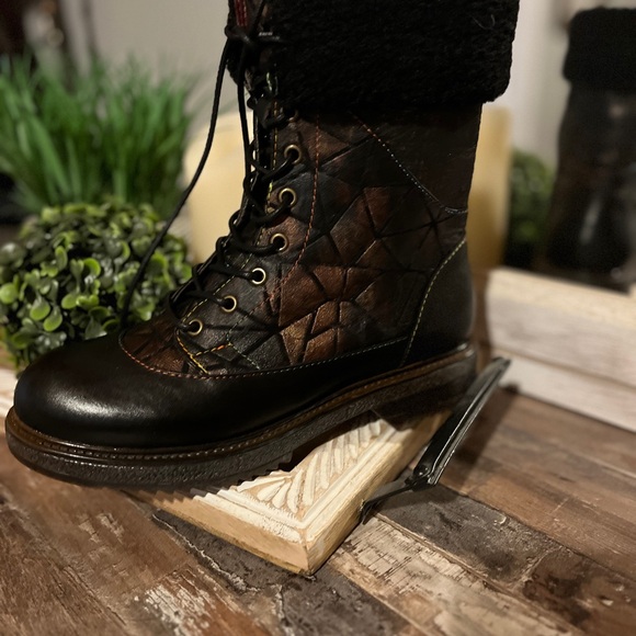Stylish Black Lace-Up Women's Boots - Picture 3 of 11